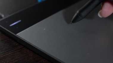 Dijital etkileşimli tablet bilgisayarda Mimari Bina planıyla çalışan tasarımcı. Masasında çalışırken grafik tableti kullanan yaratıcı tasarımcı. grafik tableti kapat