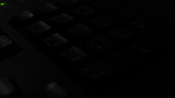 人类给社交网络写信 计算机黑客在夜间工作键盘上键盘输入代码病毒Pc 记者在媒体上发表文章 在笔记本电脑上工作 在键盘上打字 现代商务 — 图库视频影像