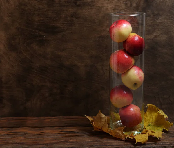Zelfgemaakte Sappige Rode Appels Een Transparante Vaas Herfst Groenten Fruit — Stockfoto