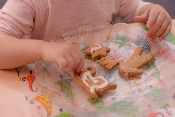 Criança Faz Biscoitos Natal Gengibre Conceito Ano Novo Natal Casa — Fotografia de Stock