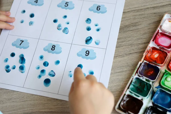 Montessori kumaşı. Çocuk elleri. Matematik ve mevsimler üzerine çalışma. Okul ve anaokulu. Çocukların erken gelişimi. okul için hazırlık.