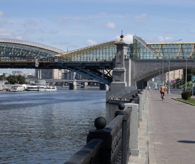 Moskova, Rusya-08 08.2020 Bogdan Khmelnitsky Köprüsü Kiev tren istasyonunda. Güneşli bir günde Moskova 'nın merkezindeki modern yaya köprüsünün panoramik manzarası. Yazın Moskova 'nın modern mimarisi.