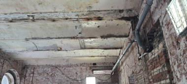 Binanın yeniden inşası ve onarımı, tesisin yeniden inşası. Kanalizasyon borularının sökülmesi. Döşeme levhası.