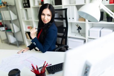 Güzel genç kız belgesiyle, office masada oturan arıyor.