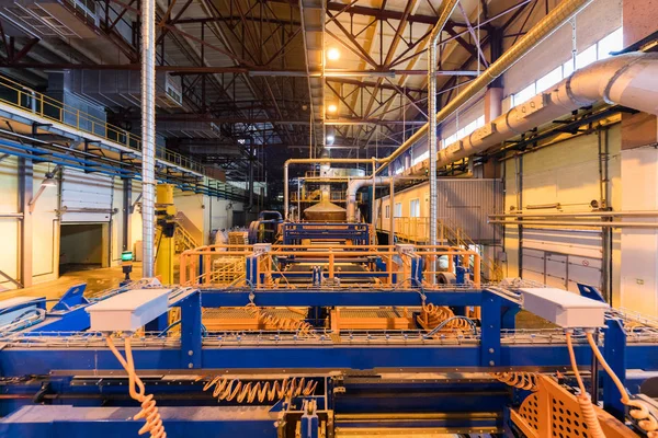 Equipo de la industria de producción de fibra de vidrio en el fondo de fabricación — Foto de Stock