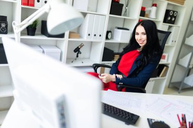 Güzel bir genç kız geri tablo ofisinde doğru eğildi.