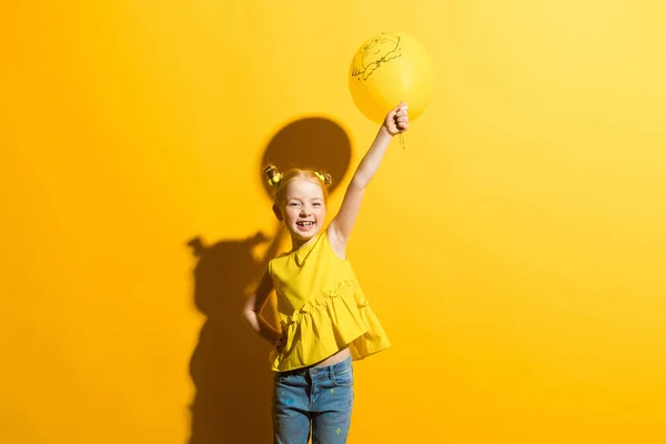 Dívka s červenými vlasy na žlutém podkladu. Se dotkla její ruku ve kterém žlutá bublina. — Stock fotografie