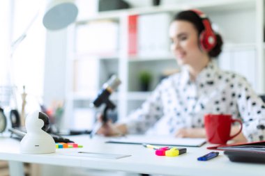 Kız ofiste işaretleri ve hesap makinesi. Netlik, veri işaretleyicilerini vurgulanan bir odak derinliği olan bir fotoğraf.