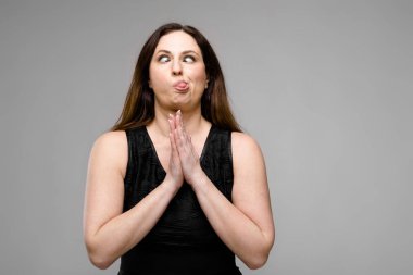 Duygusal mutlu gülümseyerek artı boyutu modeli ayakta studio fotoğraf makinesindeki arkadaşıyla telefonda konuşurken arıyor