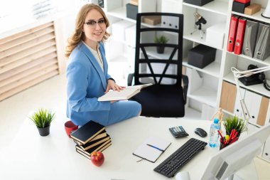 Sevimli Genç kız mavi ceket ve beyaz bluz. alan derinliği ile fotoğraf