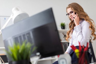 Güzel bir genç kız ofiste masaya oturdu ve telefonda konuşuyordum. Hoşlandığın kızın önünde belgeleri vardır.