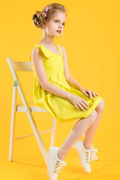 Retrato Una Adolescente Con Vestido Amarillo Niño Los Cabellos Son — Foto de Stock