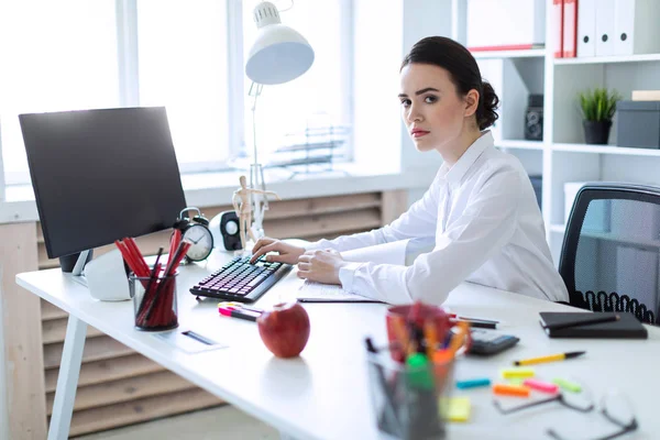 Young girl in the office working with documents at the computer. — Stock Photo, Image