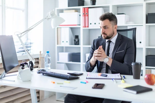 Hombre Barbudo Con Traje Negocios Está Trabajando Una Oficina Brillante — Foto de Stock