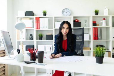 Güzel genç kız belgesiyle, office masada oturan arıyor.