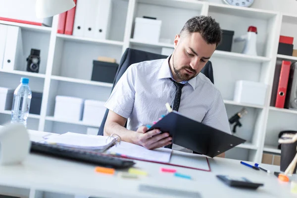 Bir adam oturuyor ve verilirse aracılığıyla belgeleri.