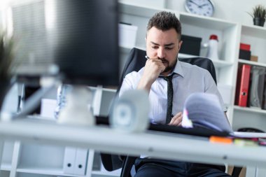 Bir adam oturuyor ve verilirse aracılığıyla belgeleri. adam alan, vurgulanan odak derinliği ile fotoğraf.