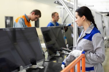 Minsk, Belarus - 08 Mayıs 2018: Toplu televizyonlar için atölye