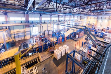 Fiberglas ağır sanayi makinaları-metal işleme-atölye kavramı üreten modern operasyonel bitkinin Üstten Görünüm.