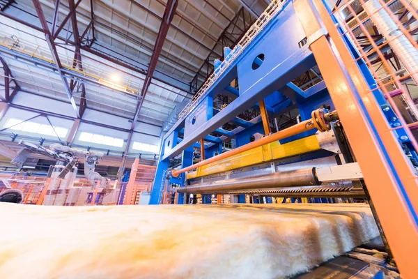 Equipo de la industria de producción de fibra de vidrio en el fondo de fabricación — Foto de Stock