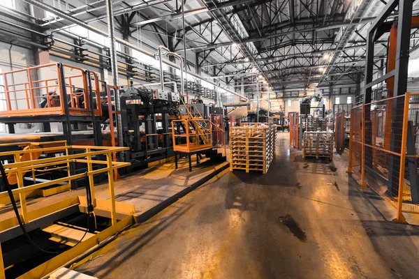 Fiberglas üretim endüstrisi ekipmanları üretim alanında — Stok fotoğraf