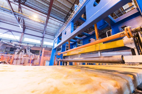 Equipo de la industria de producción de fibra de vidrio en el fondo de fabricación — Foto de Stock