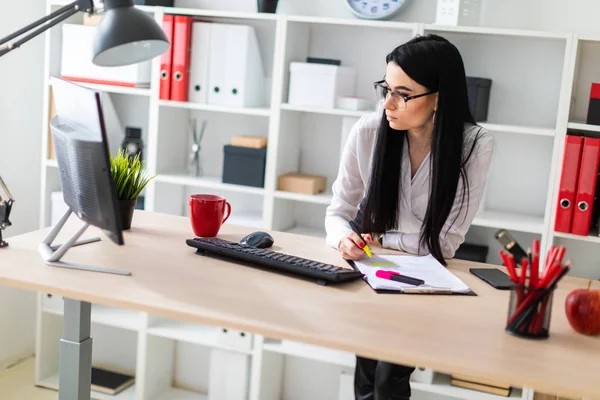 Genç bir kız ve tablo standları belgedeki önemli noktaları vurgular.
