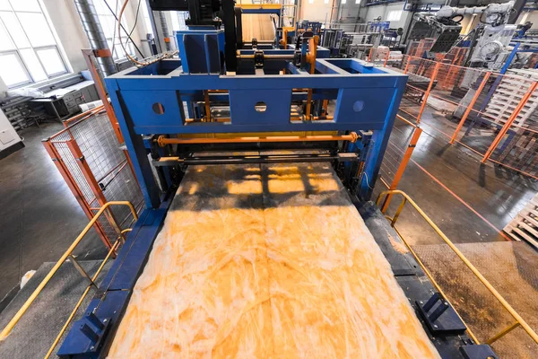 Sprzęt przemysłu produkcji włókna szklanego na tle produkcji — Zdjęcie stockowe