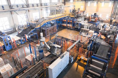 Fabrikanın iç mimarisi ve cam üretim arka planındaki makineler