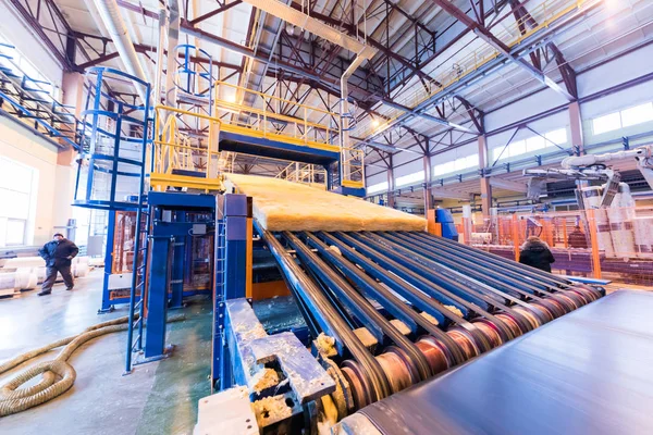 Equipo de la industria de producción de fibra de vidrio en el fondo de fabricación — Foto de Stock