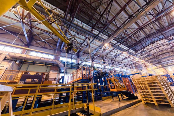 Equipo de la industria de producción de fibra de vidrio en el fondo de fabricación — Foto de Stock