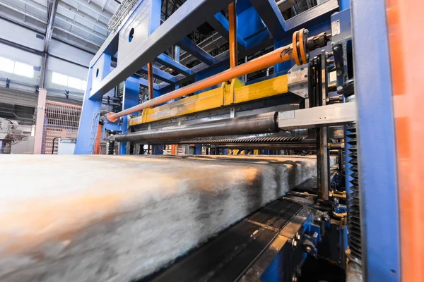 Equipo de la industria de producción de fibra de vidrio en el fondo de fabricación — Foto de Stock