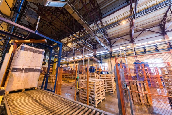 Equipo de la industria de producción de fibra de vidrio en el fondo de fabricación — Foto de Stock