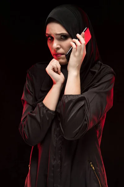 深刻な美しい肖像画黒い背景に助けを求めて黒のヒジャーブを着ておびえた若いイスラム教徒の女性が怖い — ストック写真