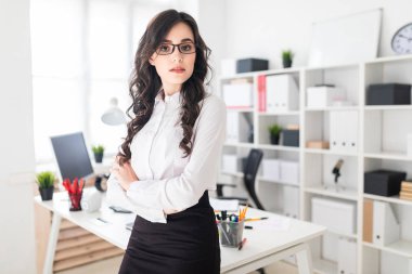 Güzel bir genç kız Ofis Masası göğsüne sıktı elleri duruyor..