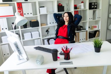 Güzel bir genç kız geri tablo ofisinde doğru eğildi.