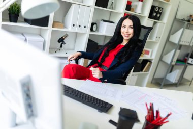 Güzel bir genç kız geri tablo ofisinde doğru eğildi.