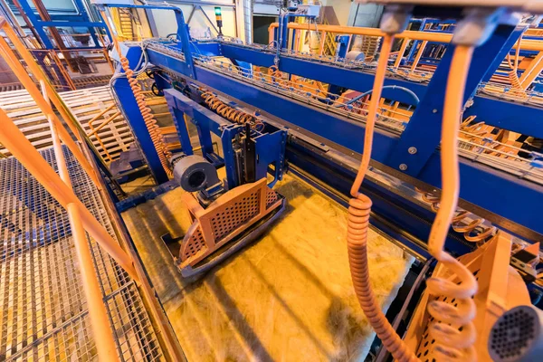 Equipo de la industria de producción de fibra de vidrio en el fondo de fabricación — Foto de Stock