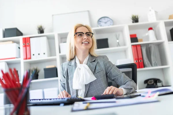 Chica joven con gafas trabaja en la oficina con documentos, calculadora y computadora . — Foto de Stock