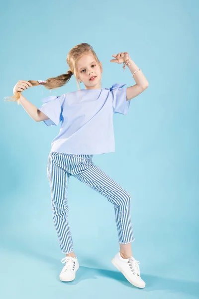 Une Adolescente Shirt Bleu Pantalon Rayé Baskets Blanches Amuse Sur — Photo