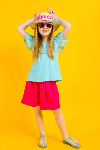 Ragazza con i capelli rossi su sfondo giallo. Una ragazza affascinante in abiti estivi luminosi si fece corna . — Foto Stock