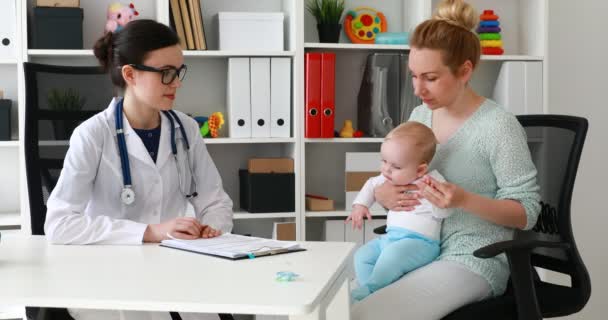 Läkare barnläkare och mor med baby patient på klinik — Stockvideo