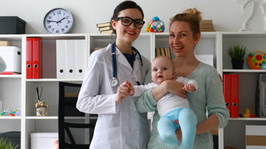 Doktor ve hasta. Sağlık exam, mutlu sevimli bebek. Tıp ve sağlık kavramı