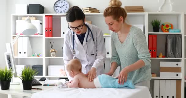 Lekarz badając dziecko chłopca w szpitalu — Wideo stockowe