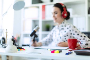 Kız ofiste işaretleri ve hesap makinesi. Netlik, veri işaretleyicilerini vurgulanan bir odak derinliği olan bir fotoğraf.