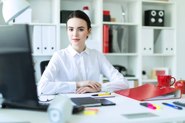 Una joven está sentada en el escritorio de la computadora en la oficina. — Foto de Stock