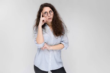 Gözlüklü genç esmer kız. Kızın dudaklarına bir öpücük için çeker. Kız elini kafasına koydu. Kız onun gözlerini devirdi.