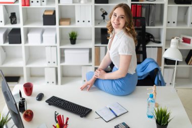 Güzel genç kız masa ofis oturma.