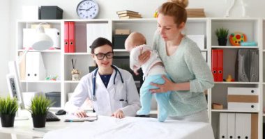 Anne soyunma çocuk Doktor ofiste tabloda yalan