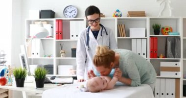 Anne çocuk çocuk doktoru resepsiyonda için jimnastik yapıyor